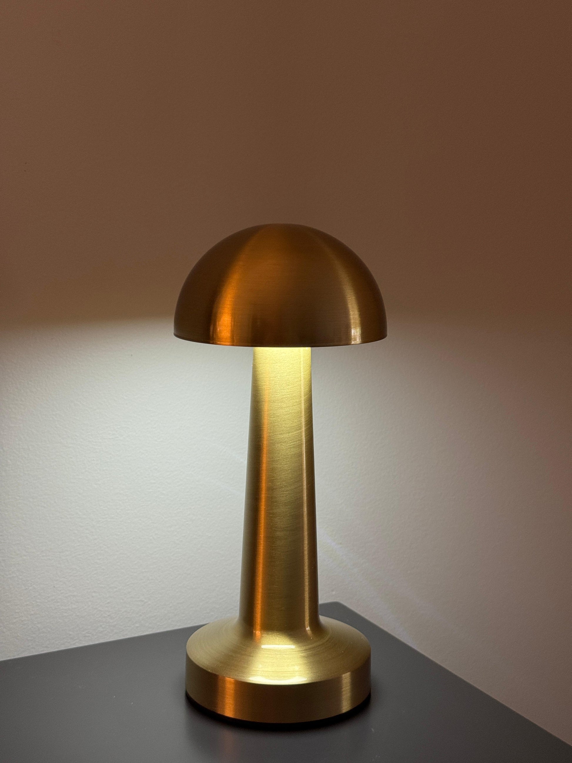 Candeeiro de Mesa LED com Sensor Touch e Bateria Recarregável Dourado Design Cogumelo