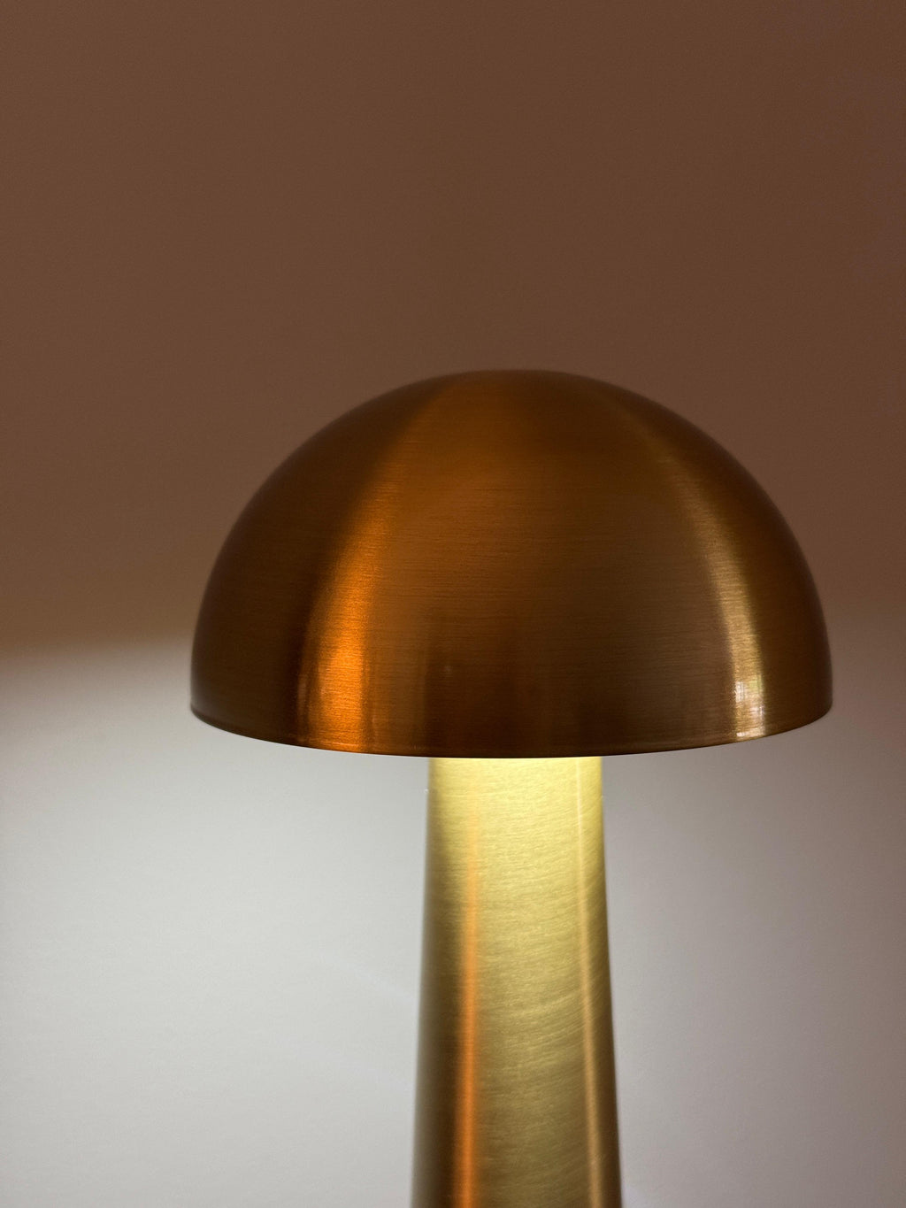 Candeeiro de Mesa LED com Sensor Touch e Bateria Recarregável Dourado Design Cogumelo