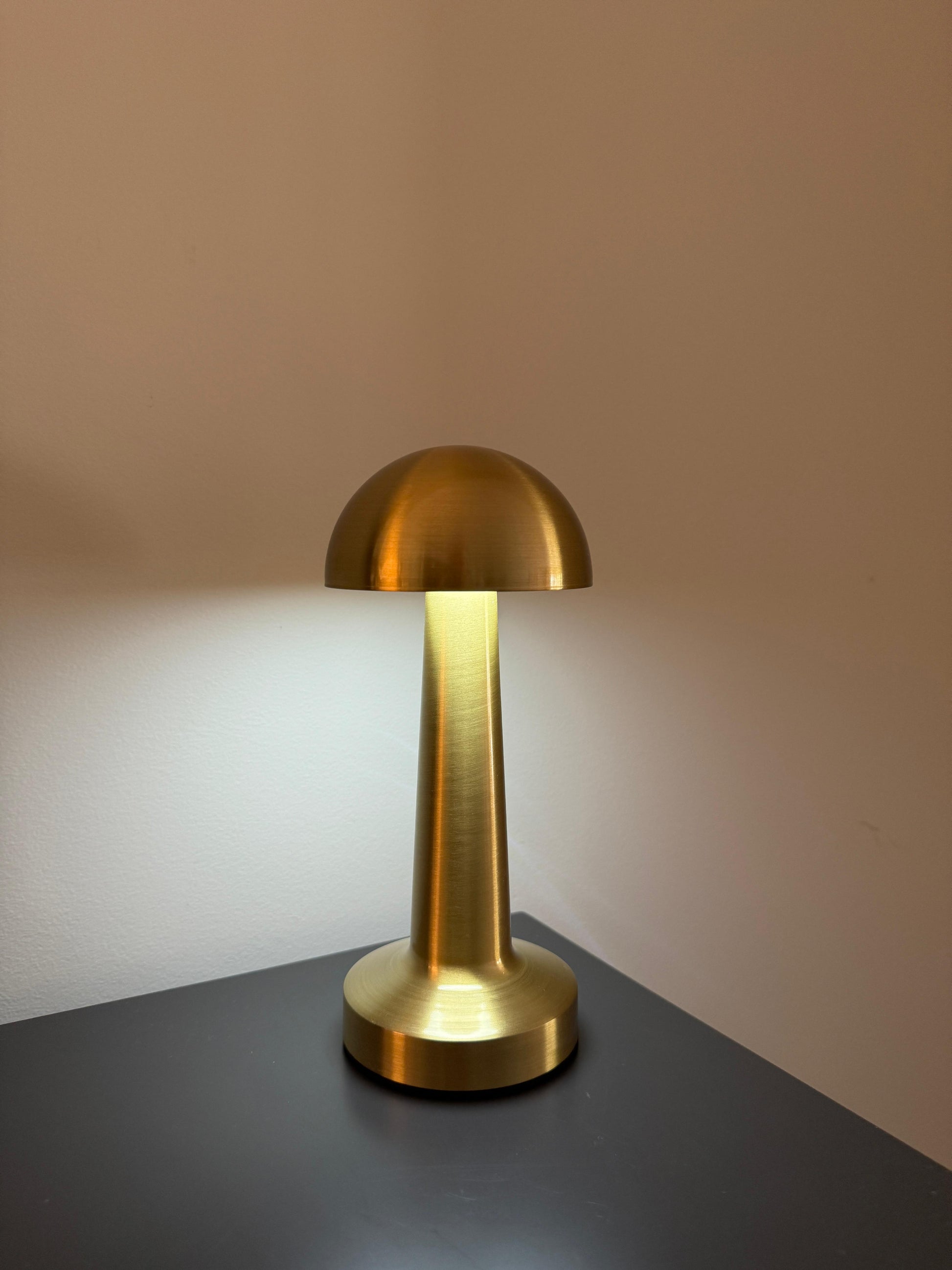 Candeeiro de Mesa LED com Sensor Touch e Bateria Recarregável Dourado Design Cogumelo
