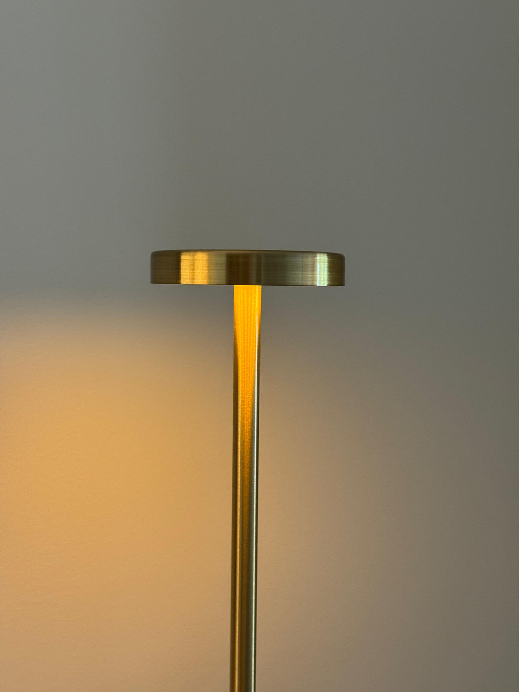Candeeiro de Mesa LED com Sensor Touch e Bateria Recarregável Dourado